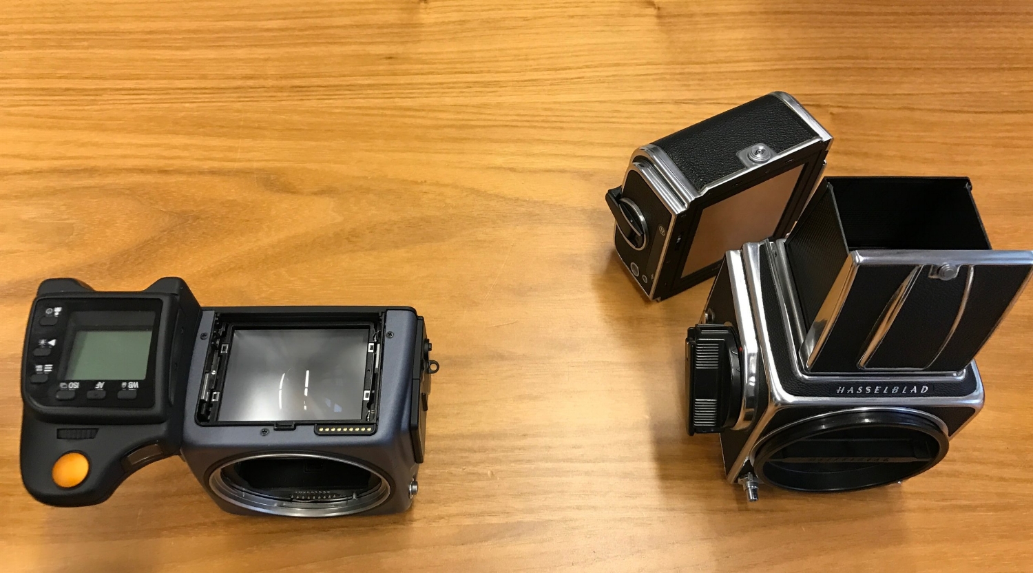 Man kann auch ein digitales Magazin an eine analoge, alte Hasselblad montieren - und bekommt eine Digital-Kamera.