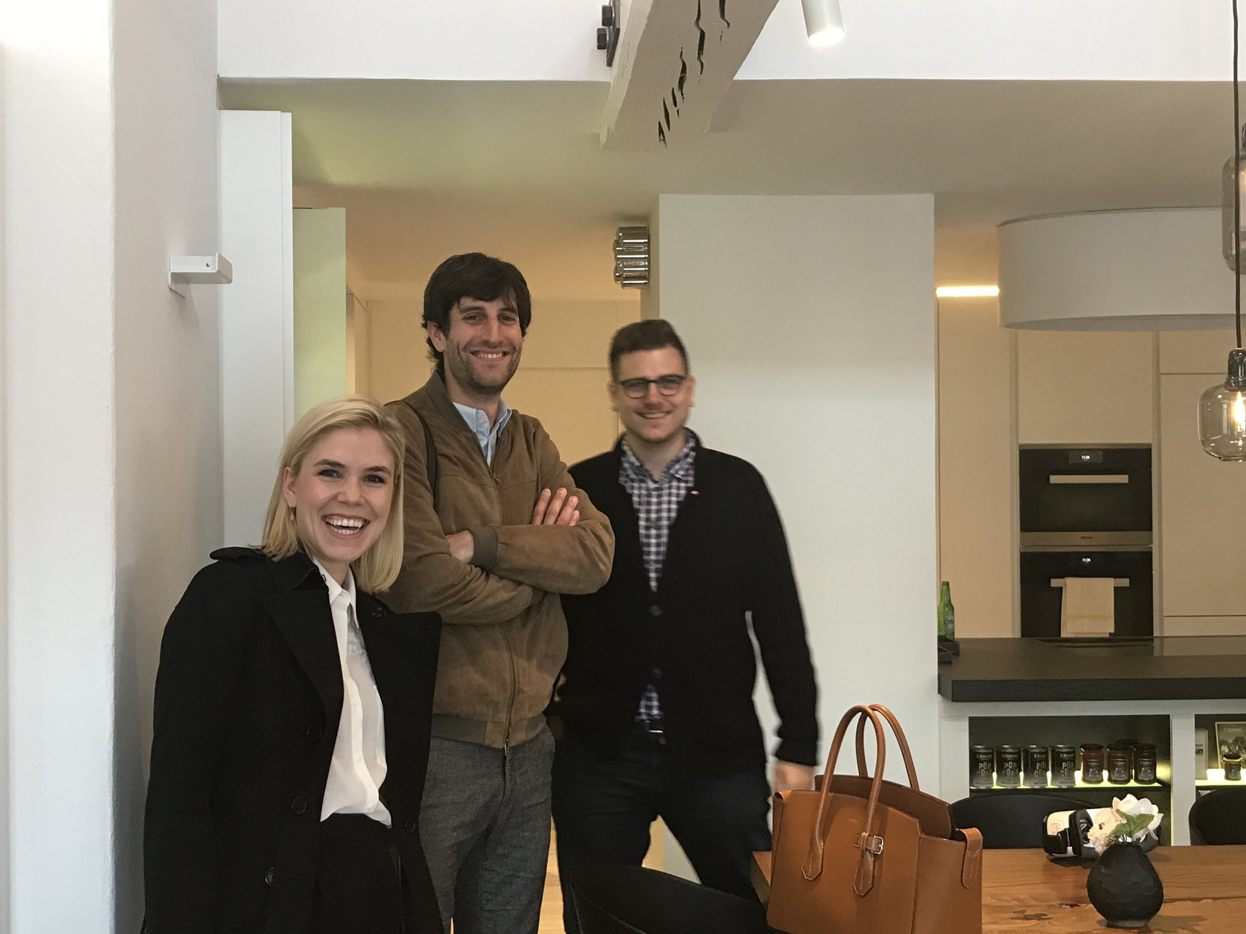 Madeleine Fallegger, PR-Mann Claudio Looser von FurrerHugi und Le Bijou-CEO Alexander Hübner (r.) in der Le Bijou-Vorzeige-Wohnung MH6 in der Zürcher Altstadt.