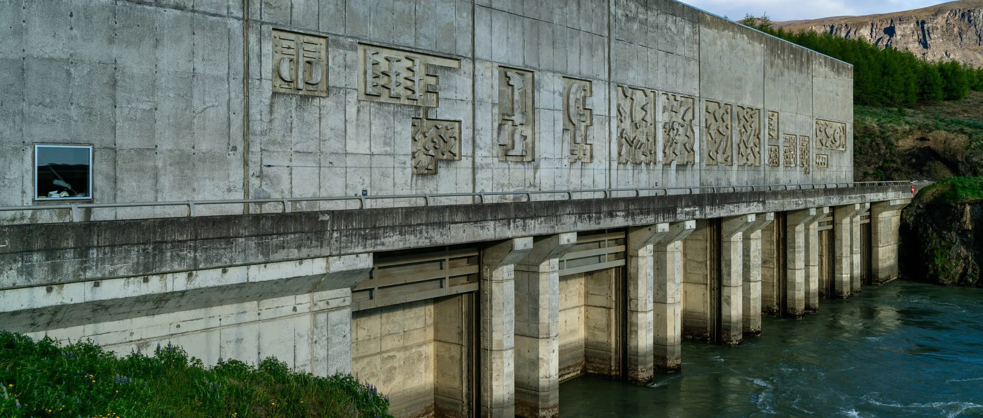 Concrete Power Station at Sigöldugljúfur.jpg