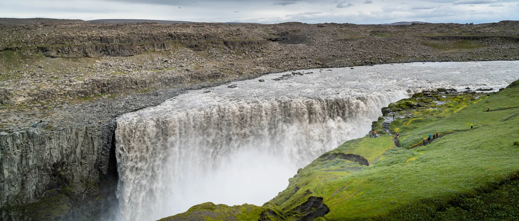 Dettifoss Waterfall and Basalt Edge.jpg
