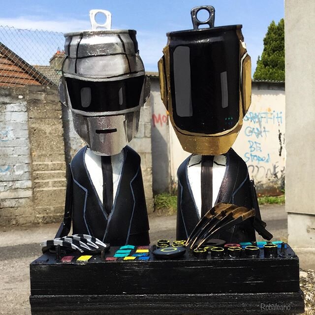 🍺🤖 Draft Punk sending Digital Love Around the world, Around the World 💃🏻🕺🏻🍺💚🌍💚🍻 #Beercan #singleuseplastic #daftpunk #singleusesucks #technologic #craftbeer #beer #dublinartist #dublin #pisshead #sculptures #igersdublin #artistsoninstagram