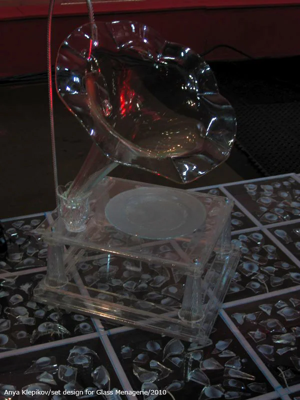L v 1234  VictrolaGlassBlownHorn.jpg