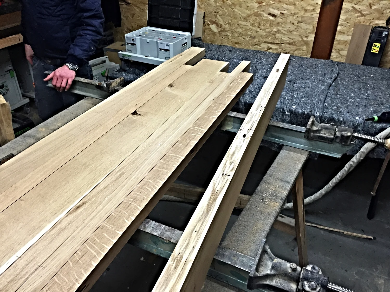 Nu er det tid til, at "kikse" plankerne sammen. Det foregår vha. en Festool Domino "kiksemaskine", som i korte træk fungerer ved, at man fræser man et hul i siderne i træet, som man putter en "kiks/dominobrik" i, som har en funktion, at den styre plankerne overfor hinanden. fladerne får også lim.