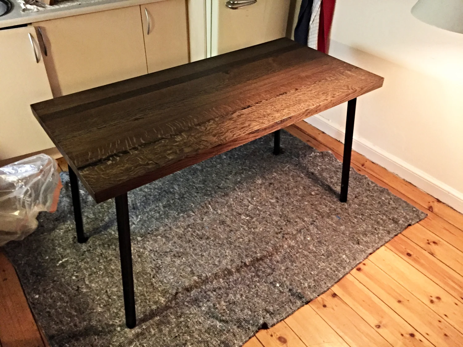 Bordet er nu blevet behandlet med mørk olie, og har fået benene påmonteret. Der mangler blot 2 lag olie, inden bordet er færdigt, og kan tages i brug.