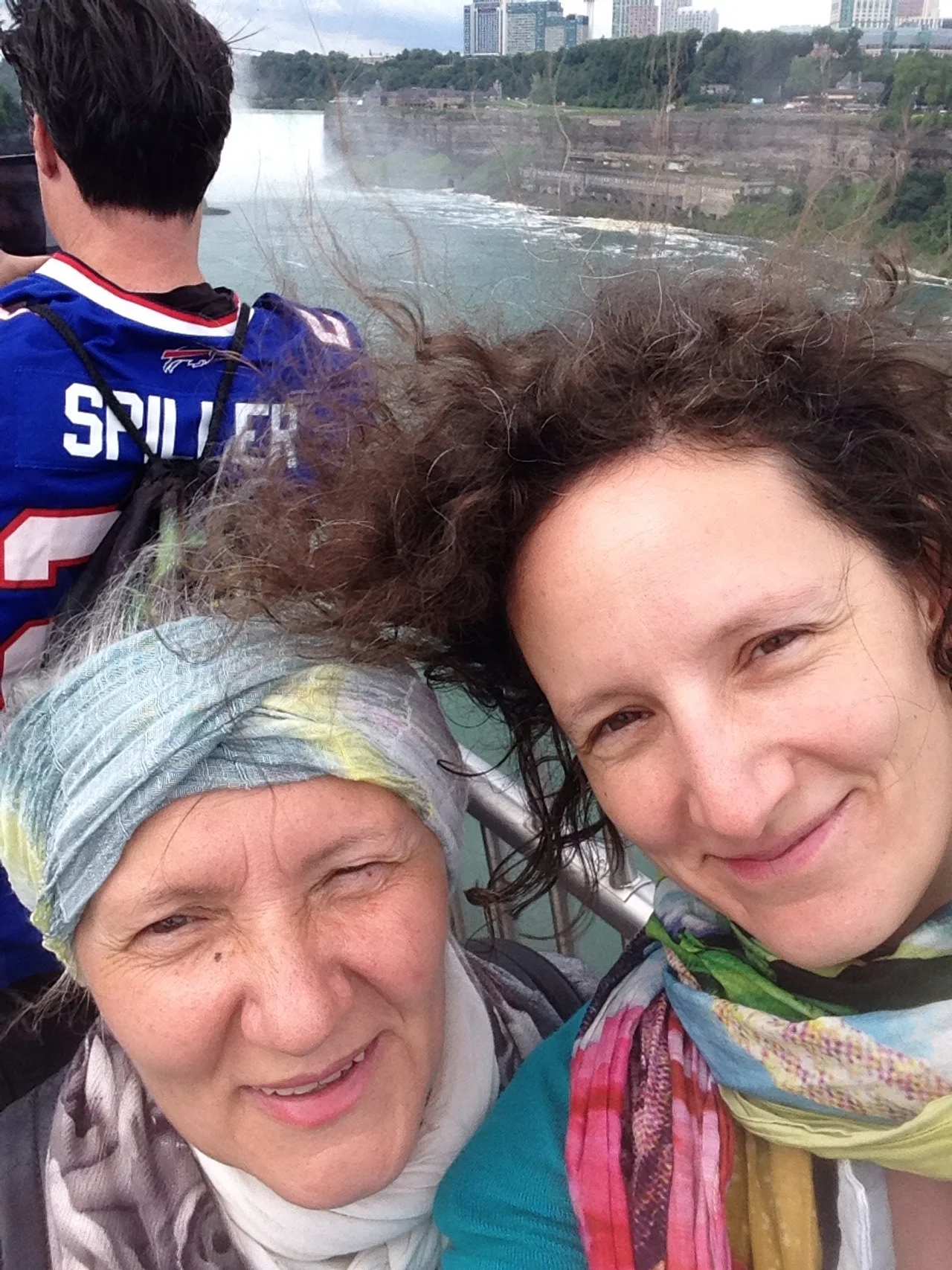 die Niagarafälle - man beachte das Windverwehte Haar!