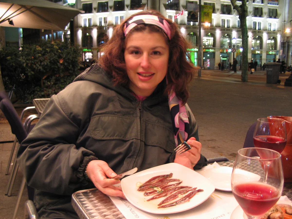 During the March 2005 business trip to Barcelona, I get ready to consume the day’s third helping of anchovies.