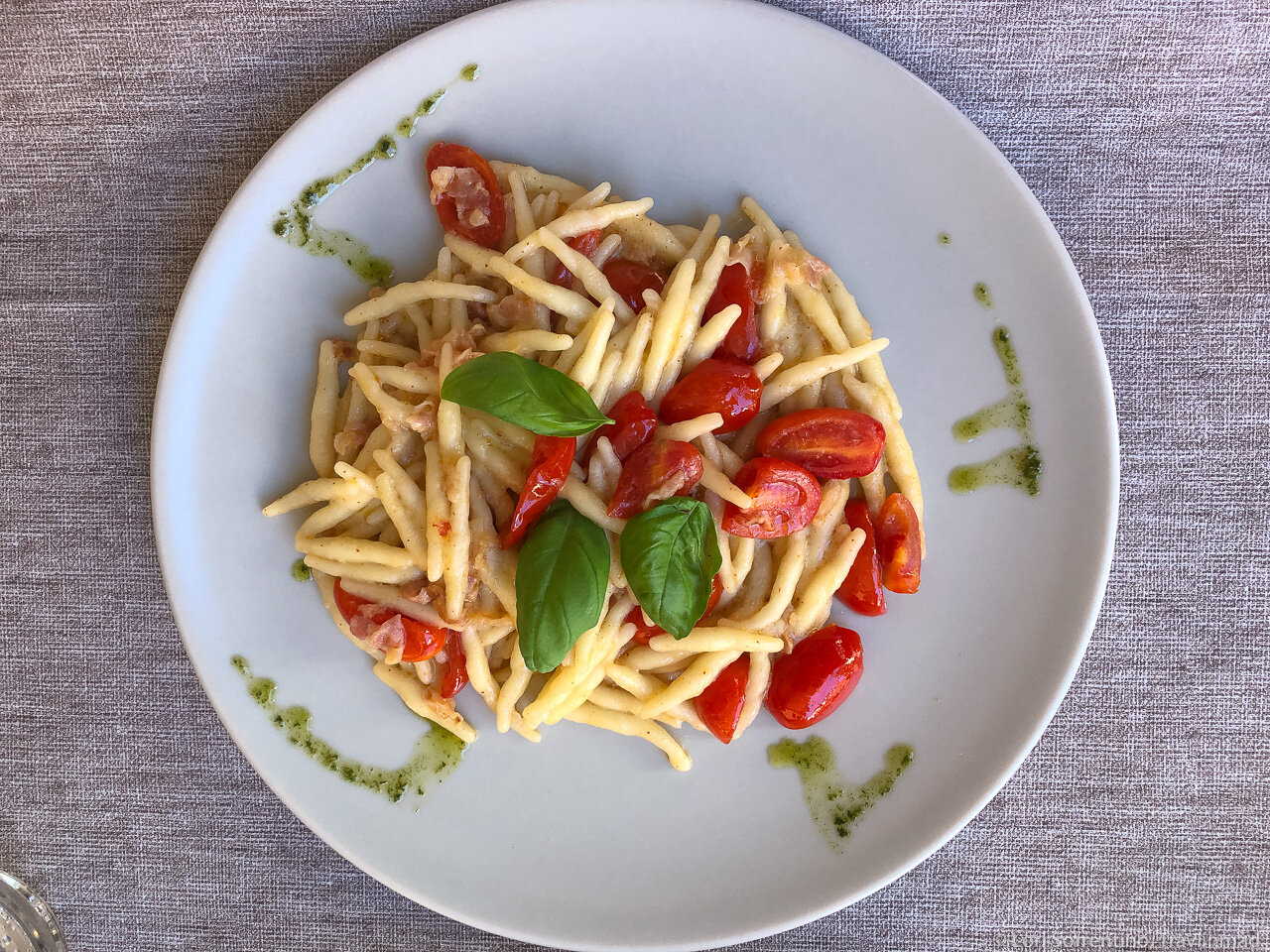 Pasta with cheery tomatoes
