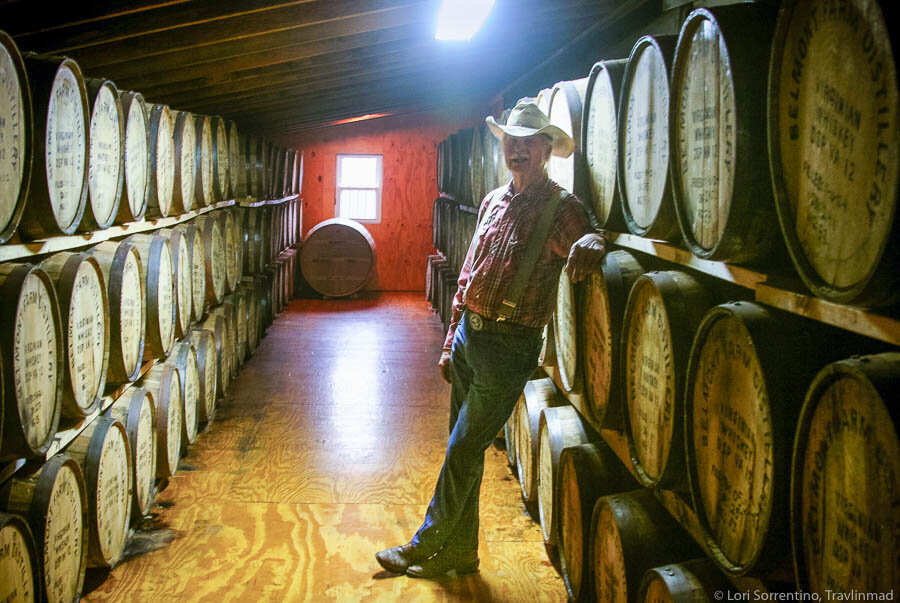 查克带领大家参观贝尔蒙特农场酒厂的酒窖