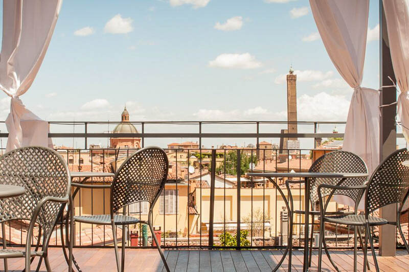 在博洛尼亚著名的酒店旅游的屋顶露台