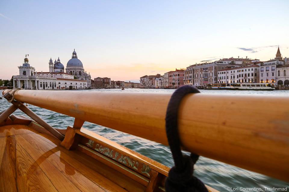 你可以在日落时分在威尼斯的泻湖上航行，还可以在博洛尼亚享用晚餐会