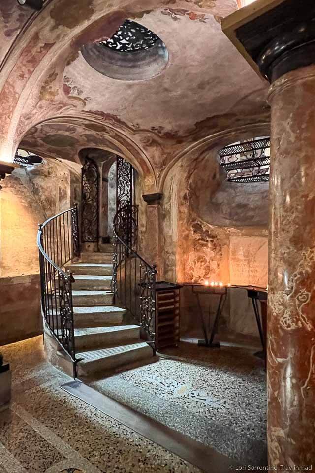 Isola San Giulio basilica地窖，©Travlinmad