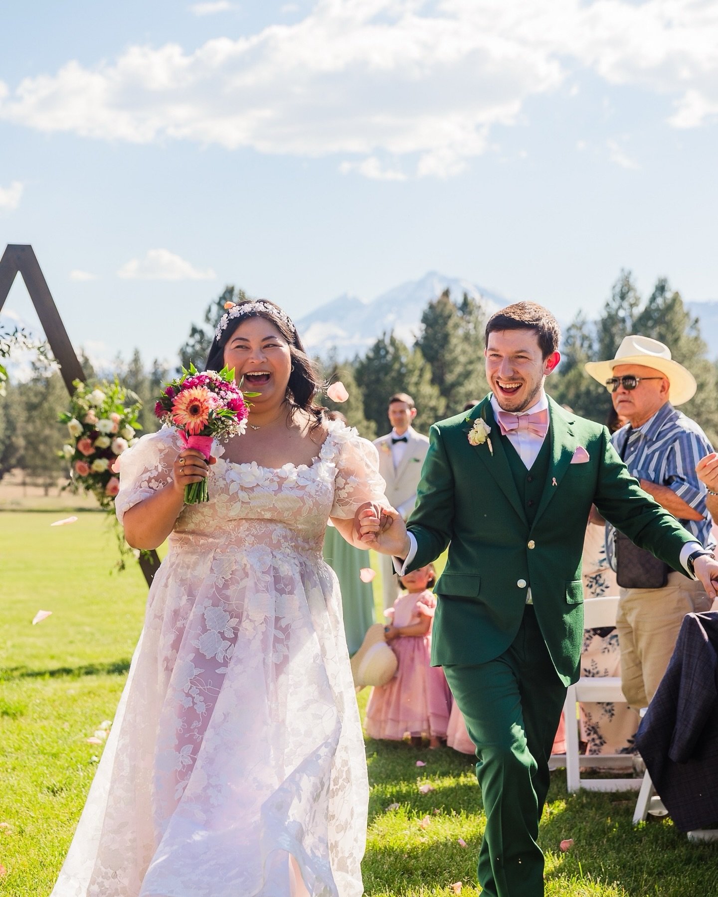 A Love-Filled Day Beneath the Cascades at Pole Creek Ranch 🏔️💐

This past weekend, Eunice and Sean brought their friends and family together from every corner of the map to celebrate love in the heart of Central Oregon. With the iconic Sisters Moun