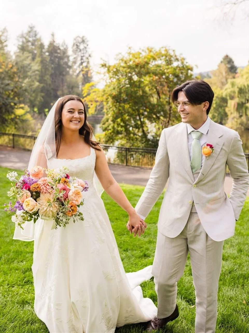 If you&rsquo;re planning a wedding in Bend, Oregon&mdash;this is your sign 🤍
This wedding was photographed in the heart of downtown Bend, with portraits in Drake Park and celebrations at McMenamins&mdash;two iconic Central Oregon wedding locations t
