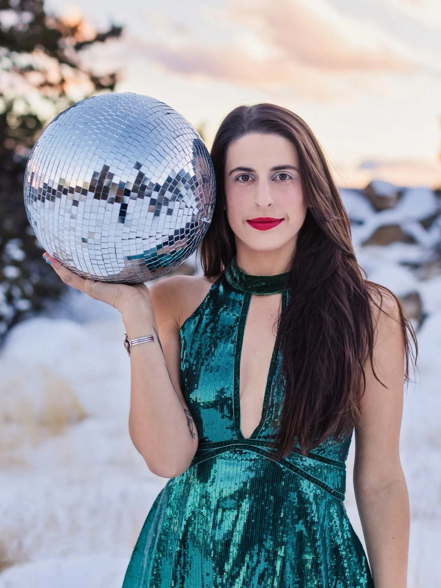 Hello and happy New Year ✨
Figured it was time to step in front of the camera and say hi 🤍

2025 was a year that stretched me, shaped me, and surprised me in the best ways. It was our biggest wedding photography + videography season yet 📷🎥 Couples