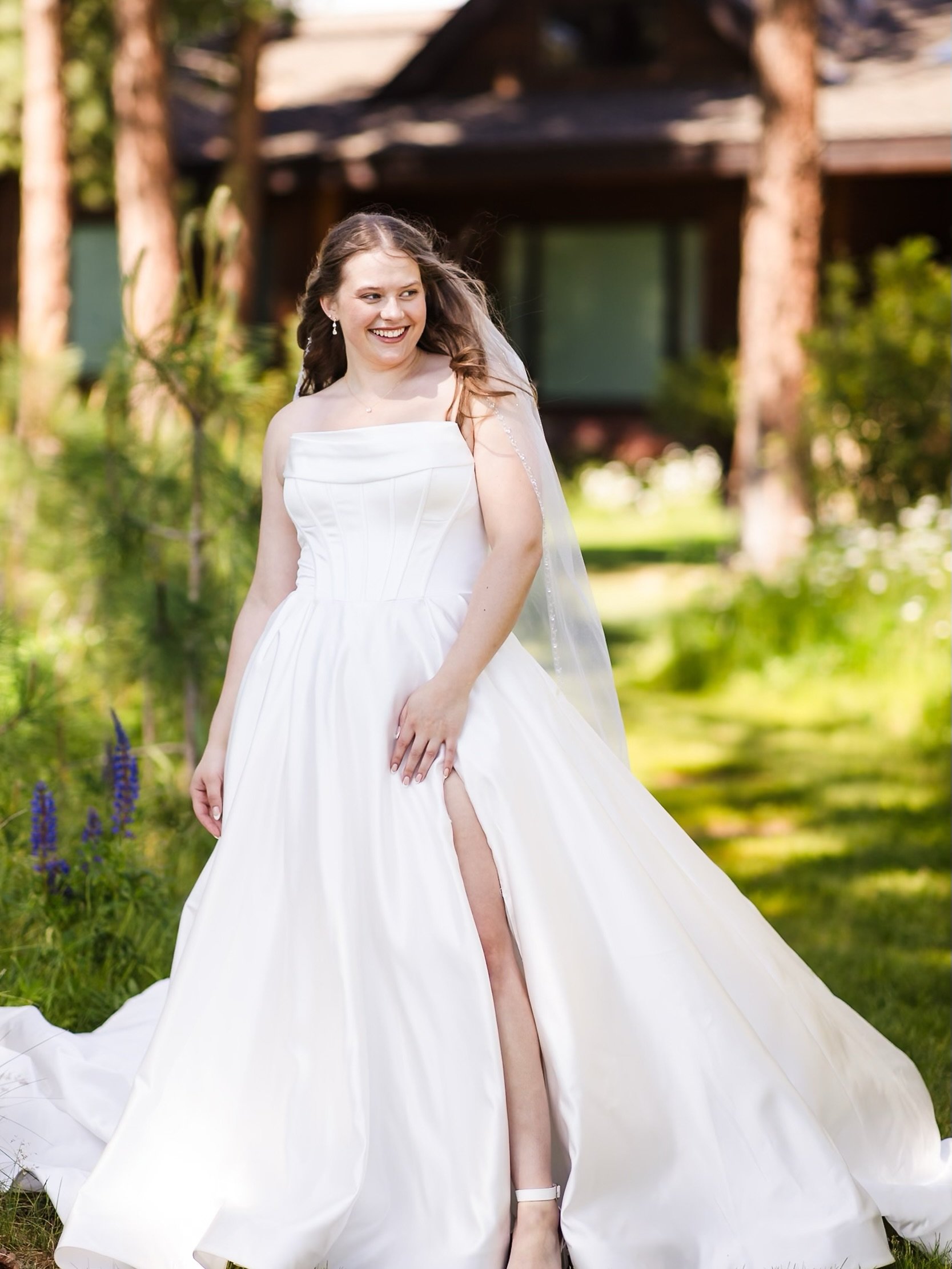 A recent wedding as beautiful Aspen Lakes. 💍🏔️

Congrats Cassidy and Owen! 🎊

The bride looks fantastic in her dress. ✨