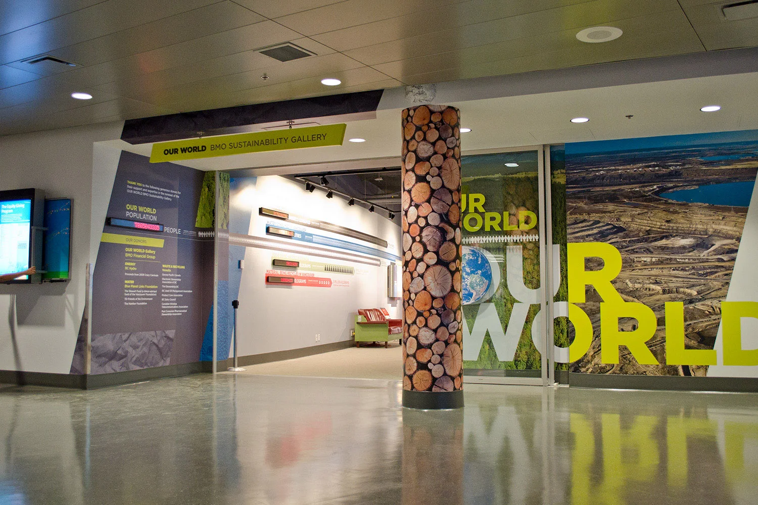 Complete entry of the gallery. The infographic begins outside the gallery and spills into the interior.
