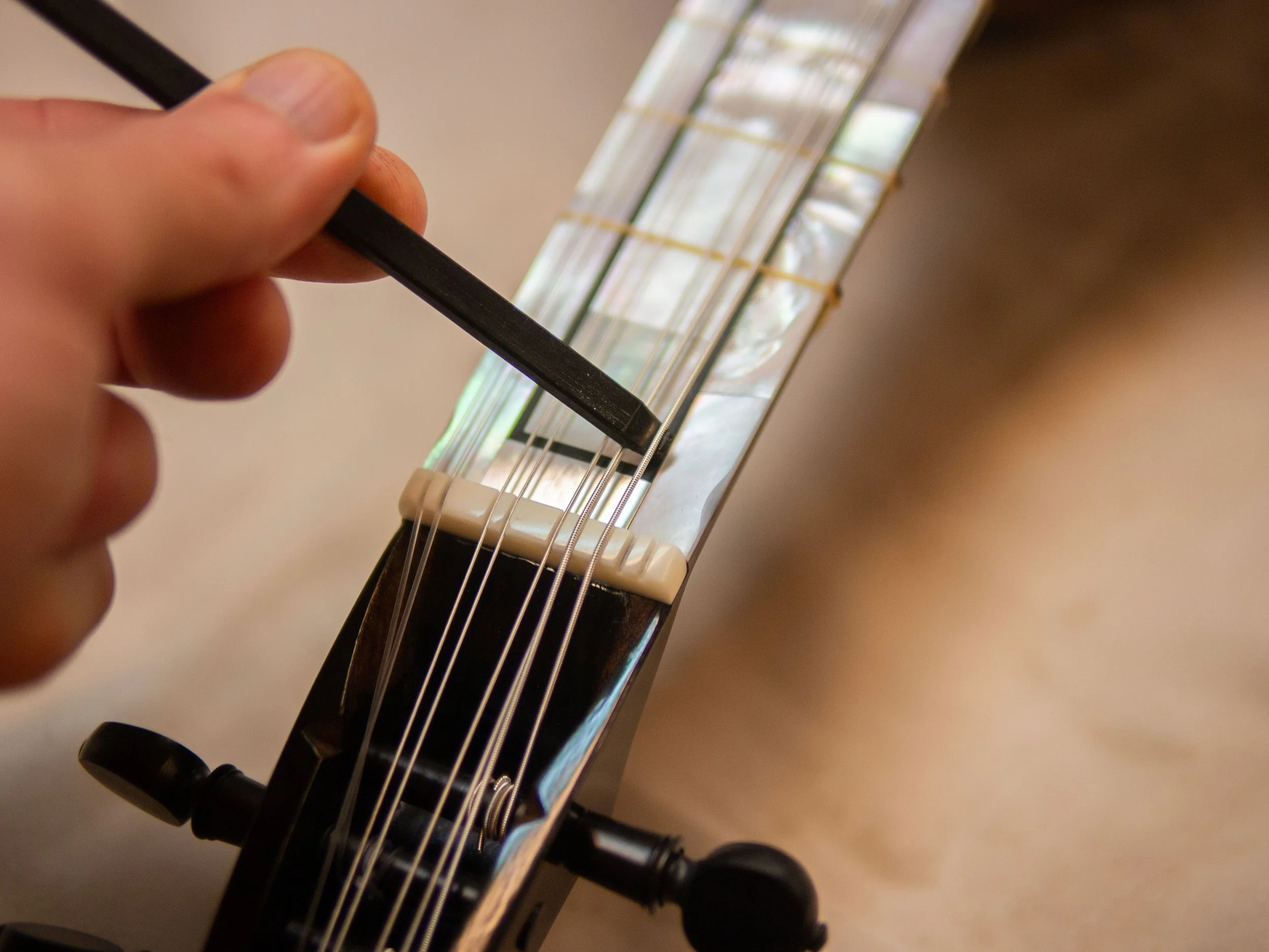 How to Tie Gut Frets — Brian N Dean, luthier