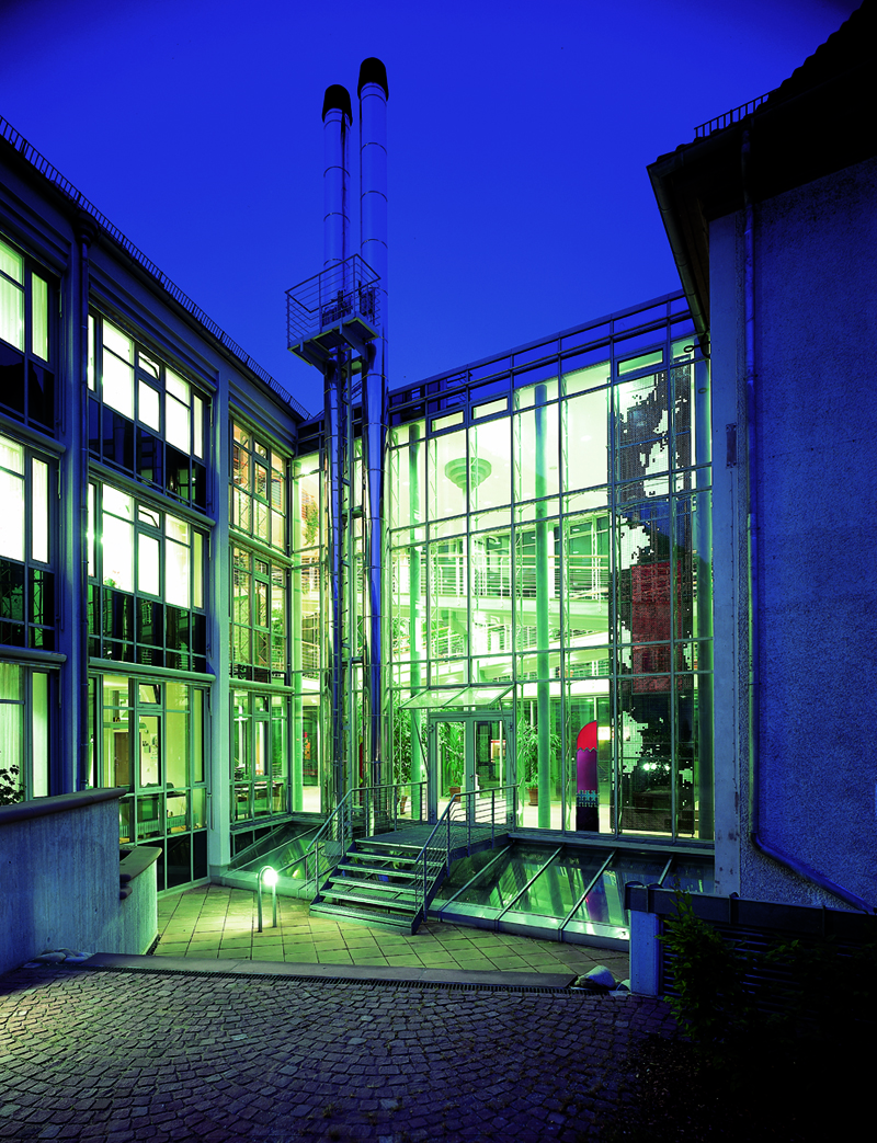 amt_Glasfront_nacht_klein_heller.jpg
