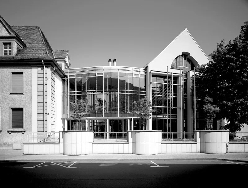 amt_Ansicht Eingangsfront Graustufen.jpg