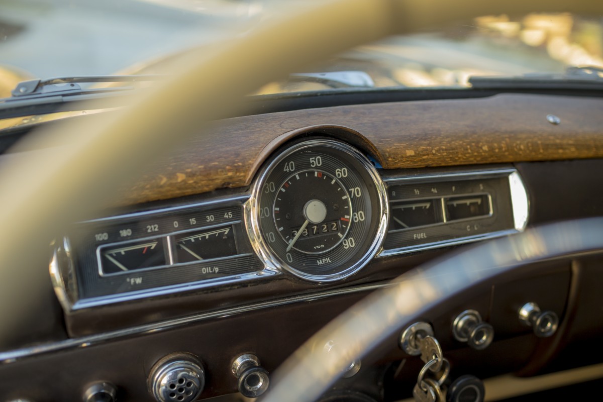 car_dashboard_speedometer_fuel_gauge_gauge_panel_steering_wheel-727834.jpg!d.jpeg