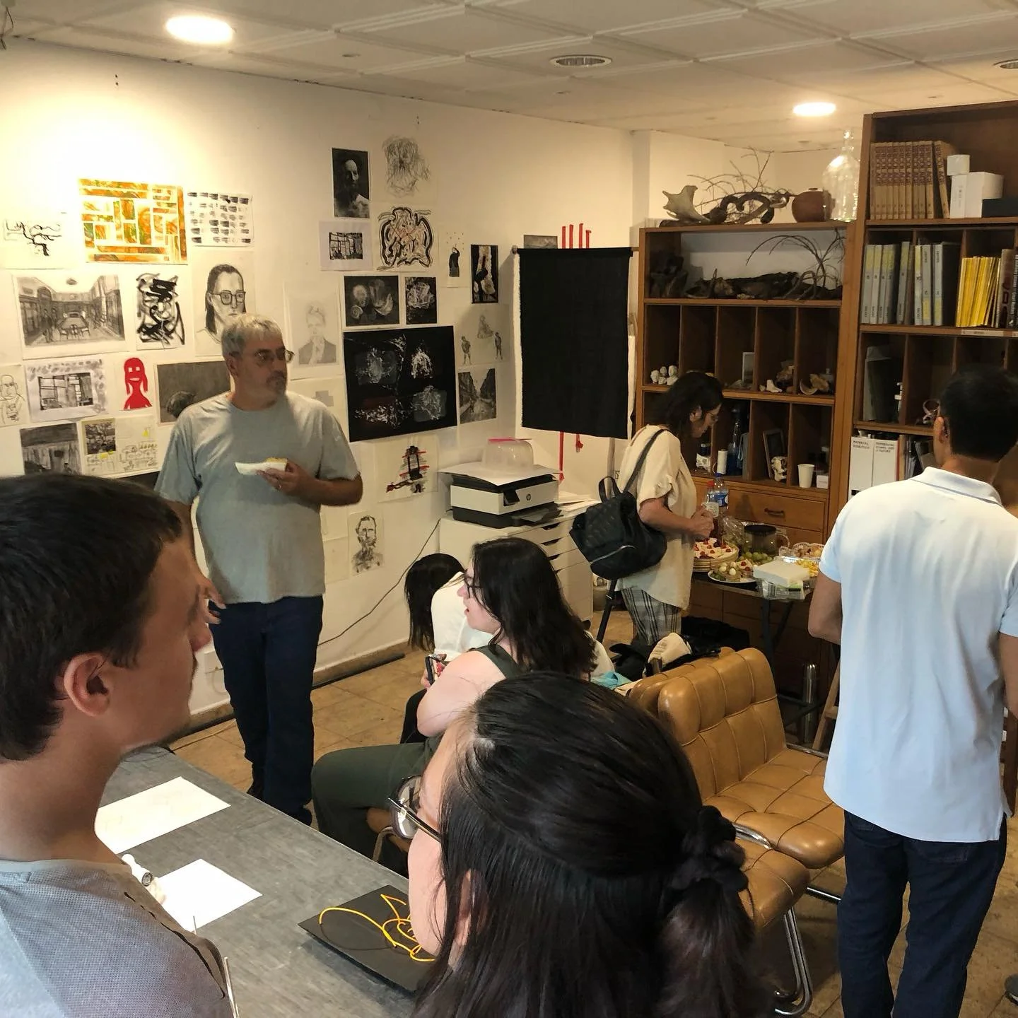 Mostra de desenho da turma de inicia&ccedil;&atilde;o. Aconteceu na passada sexta-feira. Foi bom ver o espa&ccedil;o cheio de gente curiosa!

#desenho #aulasdedesenho #drawing #cursodedesenho #alvercadoribatejo #bodilandpaulo