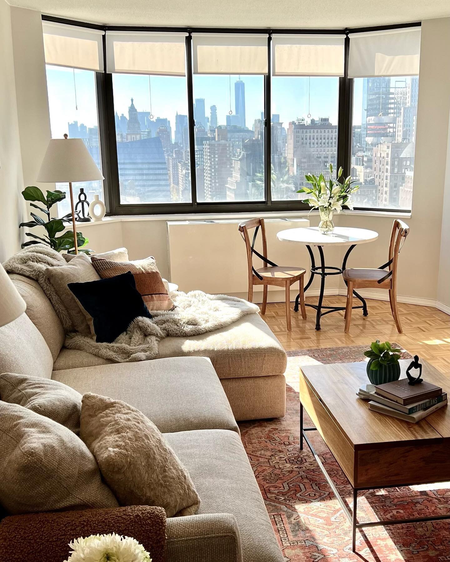 This dreamy heigh rise apartment is filled with light and love.  #homerevisionnyc #homestyling #interiordesign #earthtones #earthtones #comfortable #relaxed #organized #bright #nycliving