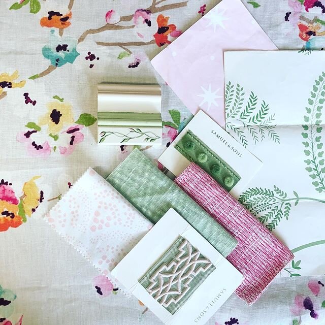 Pinks, greens, and stars for a little girls bedroom 🌿✨🌸 .
.
.
.
.
.
.
.
.
.
#leejofa #pindler #samuelandsons #sisterparishdesign #thibaut #bibismv #bedroom #littlegirls #littlegirlsbedroom #pinkandgreen #floralprint #interiordesigns #interiordesign