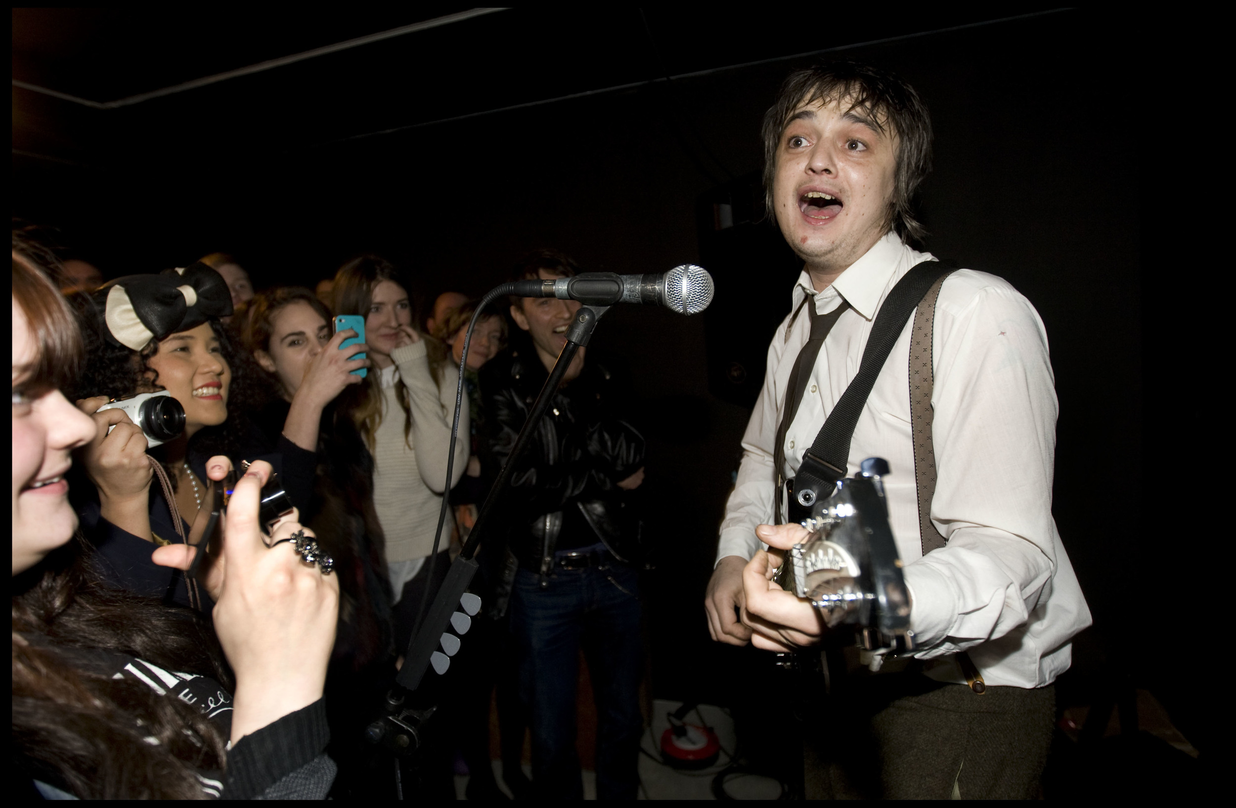 Pete Doherty plays at his art exhibition - Pete Doherty on blood