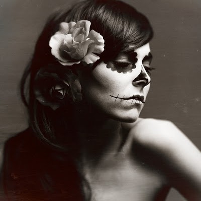black-and-white-day-of-the-dead-dia-de-los-muertos-face-flowers-girl-Favim.com-59698.jpg