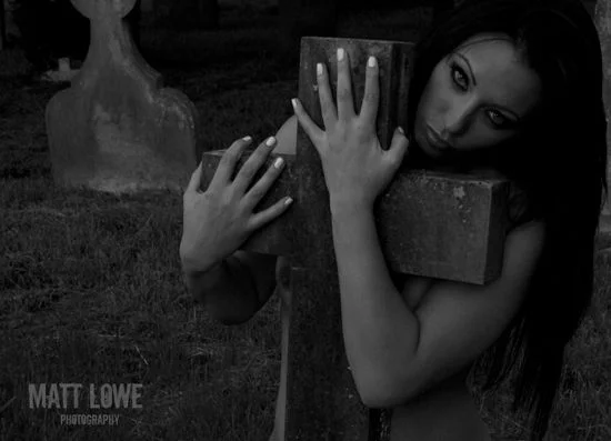 43e81a0ac0b682953199388d40c4ce7d--gothic-girls-photography-poses.jpg