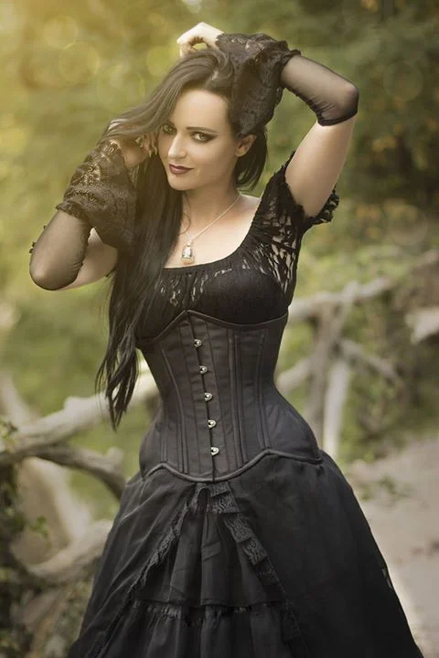 cf246dc06f523240e3d7fbd007ad43e2--gothic-girls-gothic-art.jpg