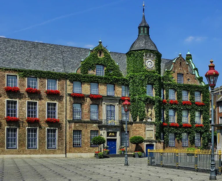 1570-1573; H. Tussmann architect; redesigned in 1749 by Joseph Couven