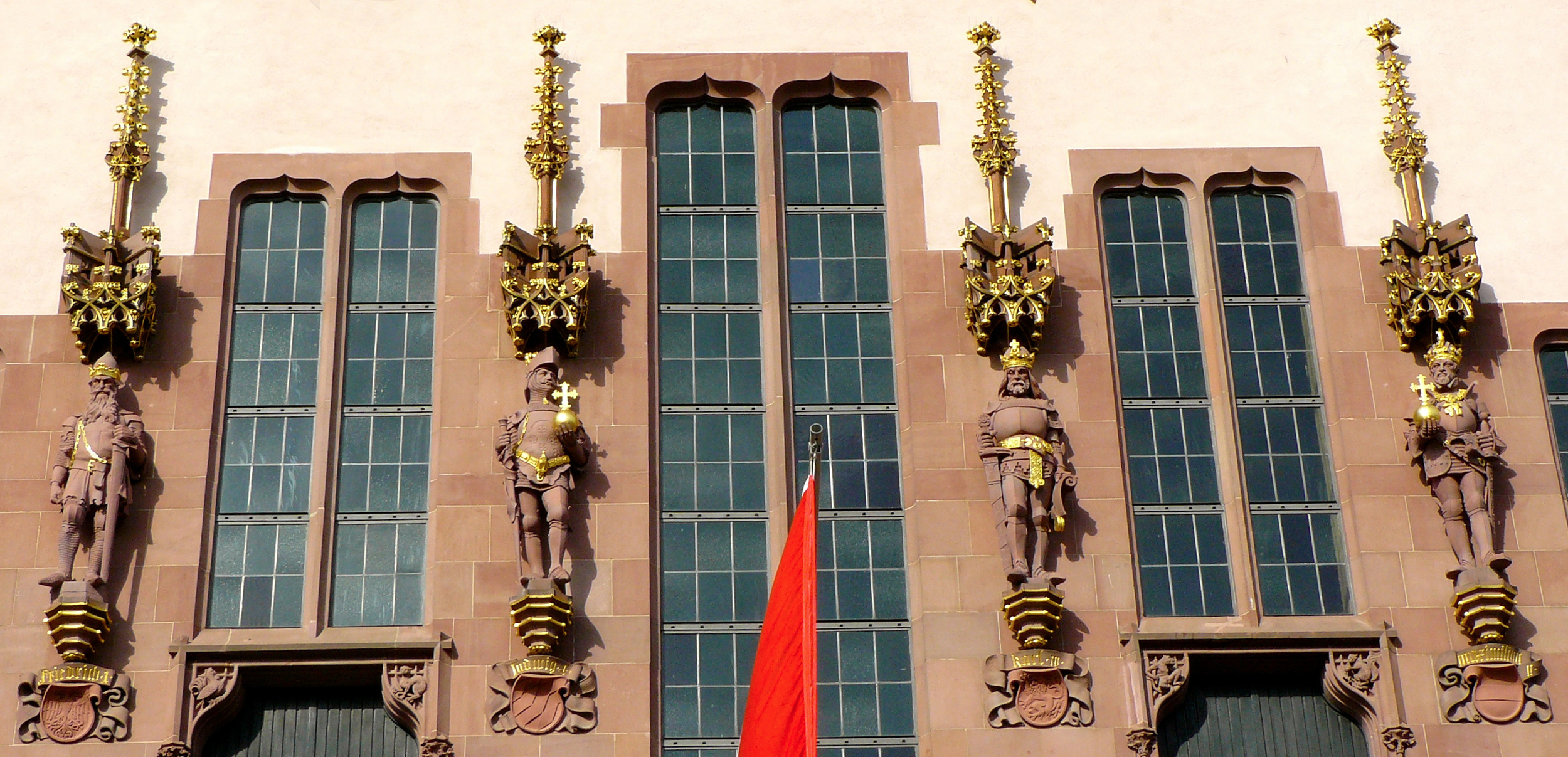 Facade details showing (left to right):Friedrich Barbarossa, Ludwig I, Karl III, and Maximilian