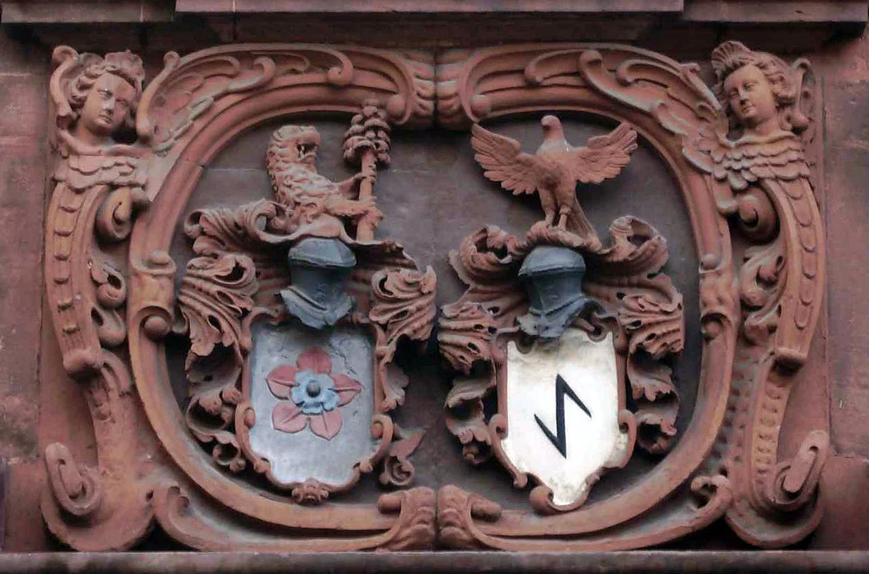Gernsbach coat of arms: the Eberstein house rose on the left, the boathook (symbol of the ancient Gernsbach timber raftsmen guild) on the right