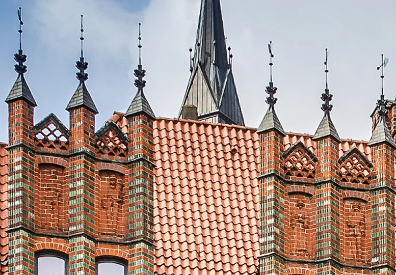 Old Hannover City Hall: figures in the roof brickwork
