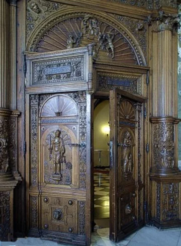 Lübeck Audience Hall Doors Formerly courtroom doors. Defendants judged innocent departed by the taller door on the left Guilty defendants had to duck their heads and exit through the lower door on the right.
