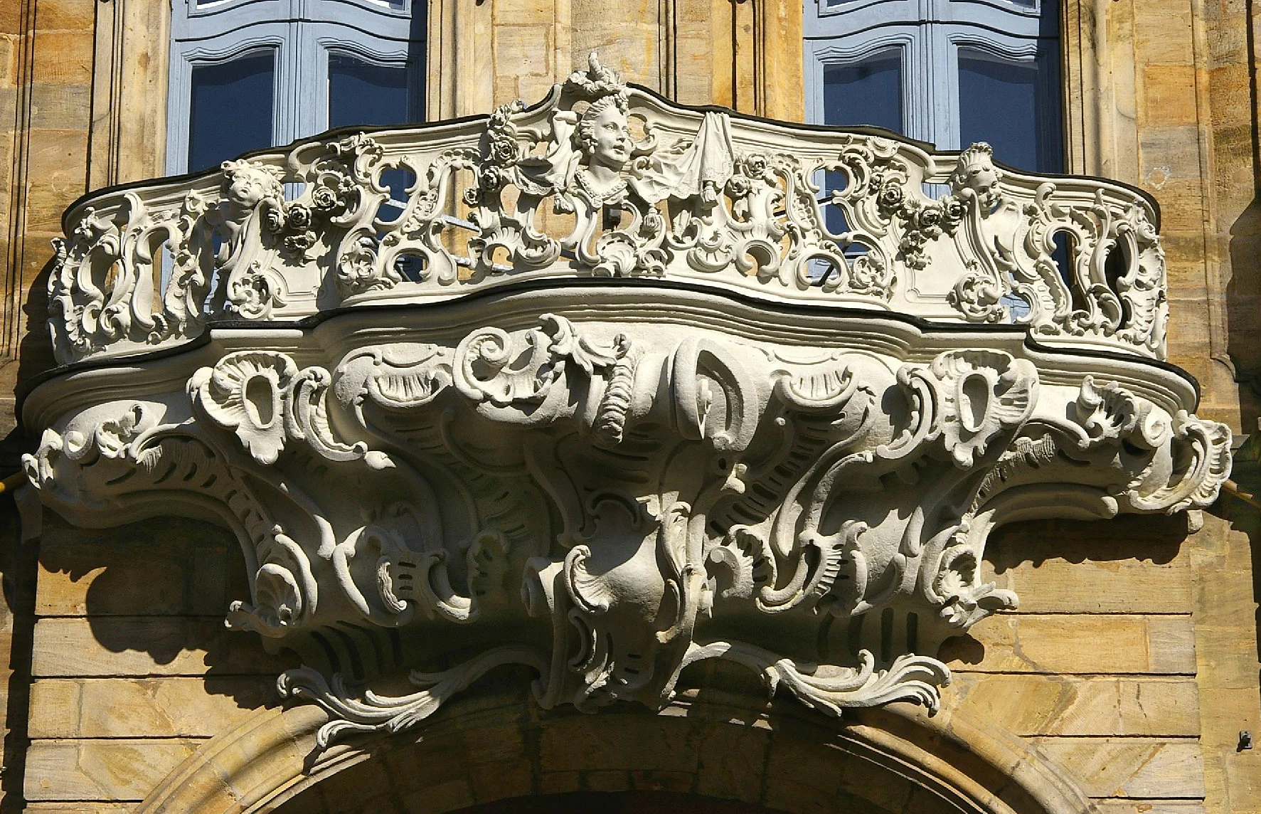 Balcony detail (photo: Wikimedia Commons)