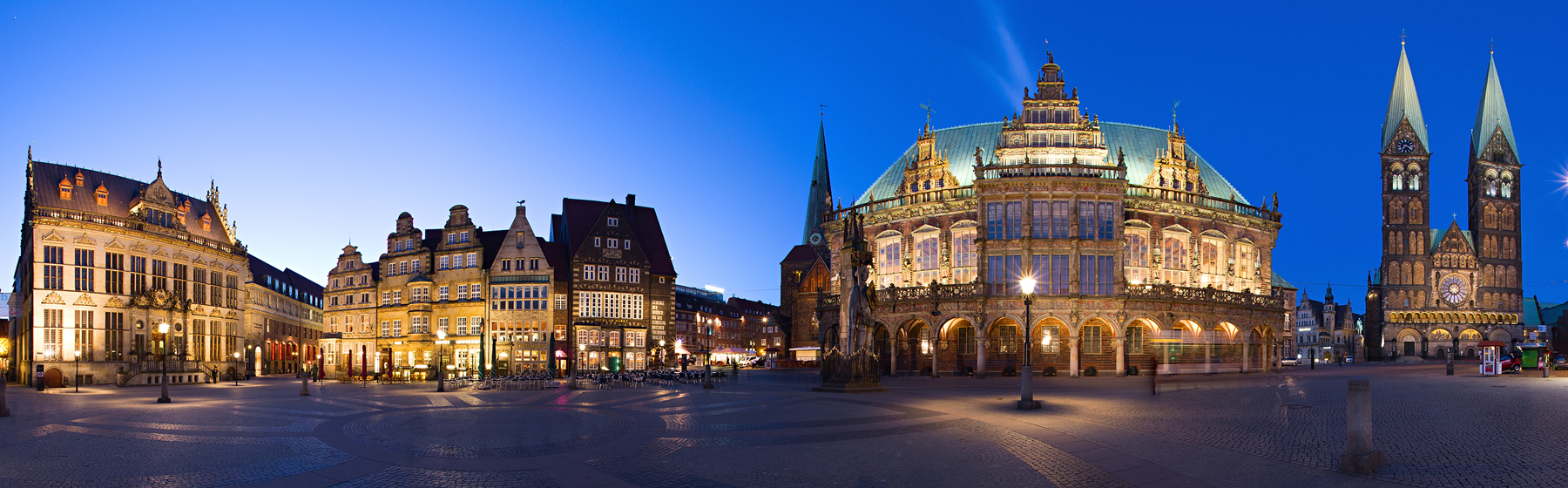 Wide angle shot of Bremen town square with the city hall (photo by Heiko.J)