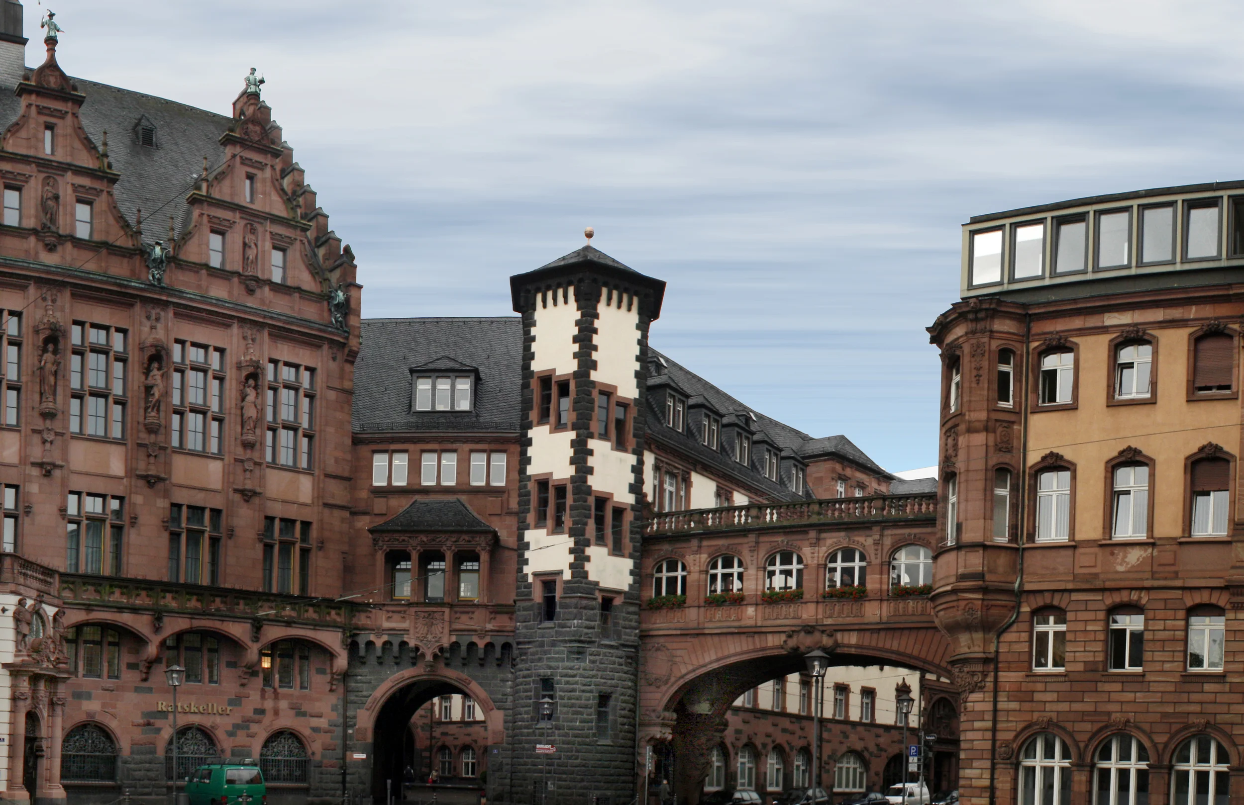 "Bridge of Sighs" (leading to tax collector's office) and the Ratskeller (lower left)