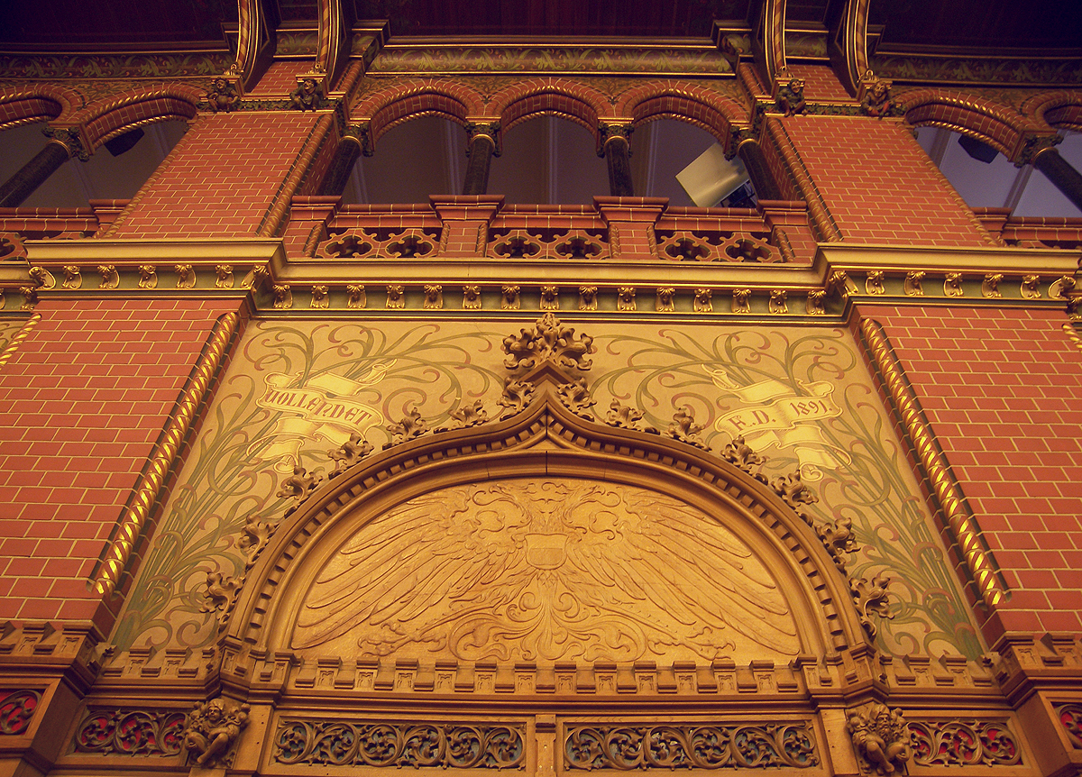 Gothic revival wall and Art Nouveau decorations (photo by Jean Pierre Hinze)
