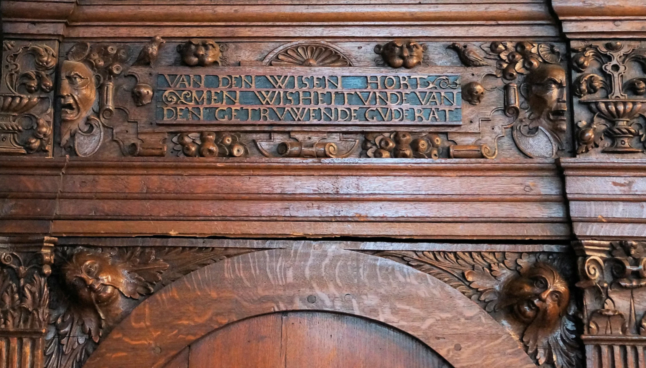 Inscription above the left door: "From the wise, one hears wisdom and from the loyal, good advice" (thanks to Volker Langbehn for the translation)
