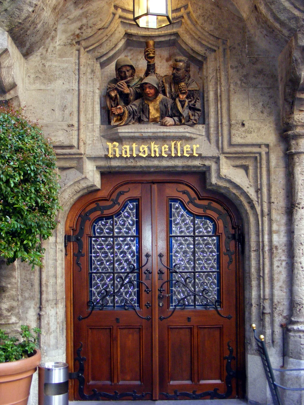 Munich city hall ratskeller entrance (photo by License to Crennelate)