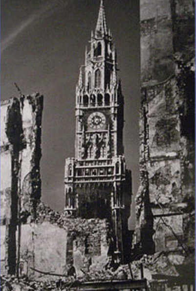 The Munich city hall in 1945