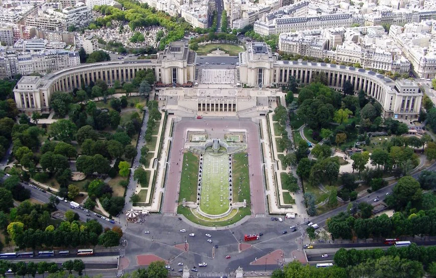 Aerial photo of the Chaillot Palace today (photo: Panoramio)