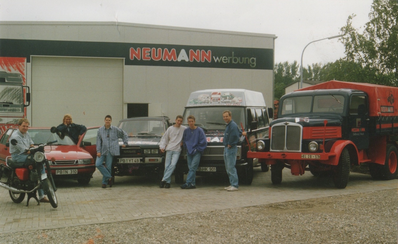 1993: Einzug in Hallenräume am Habichtsweg 2, erstes nostalgisches Werbefahrzeug