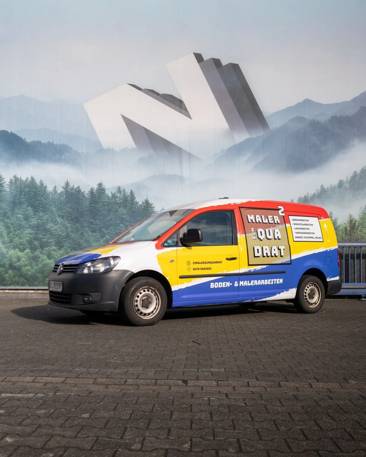 Dank dieser neuen Hingucker-Vollfolierung im Digitaldruck erkennt man nun sofort, wo der @malerzumquadrat im Einsatz ist 💪💪🎨

Den etwas betagten Caddy konnten wir so zum echten Schmuckst&uuml;ck verwandeln. Dank wei&szlig;er Grundfolie sind auch a