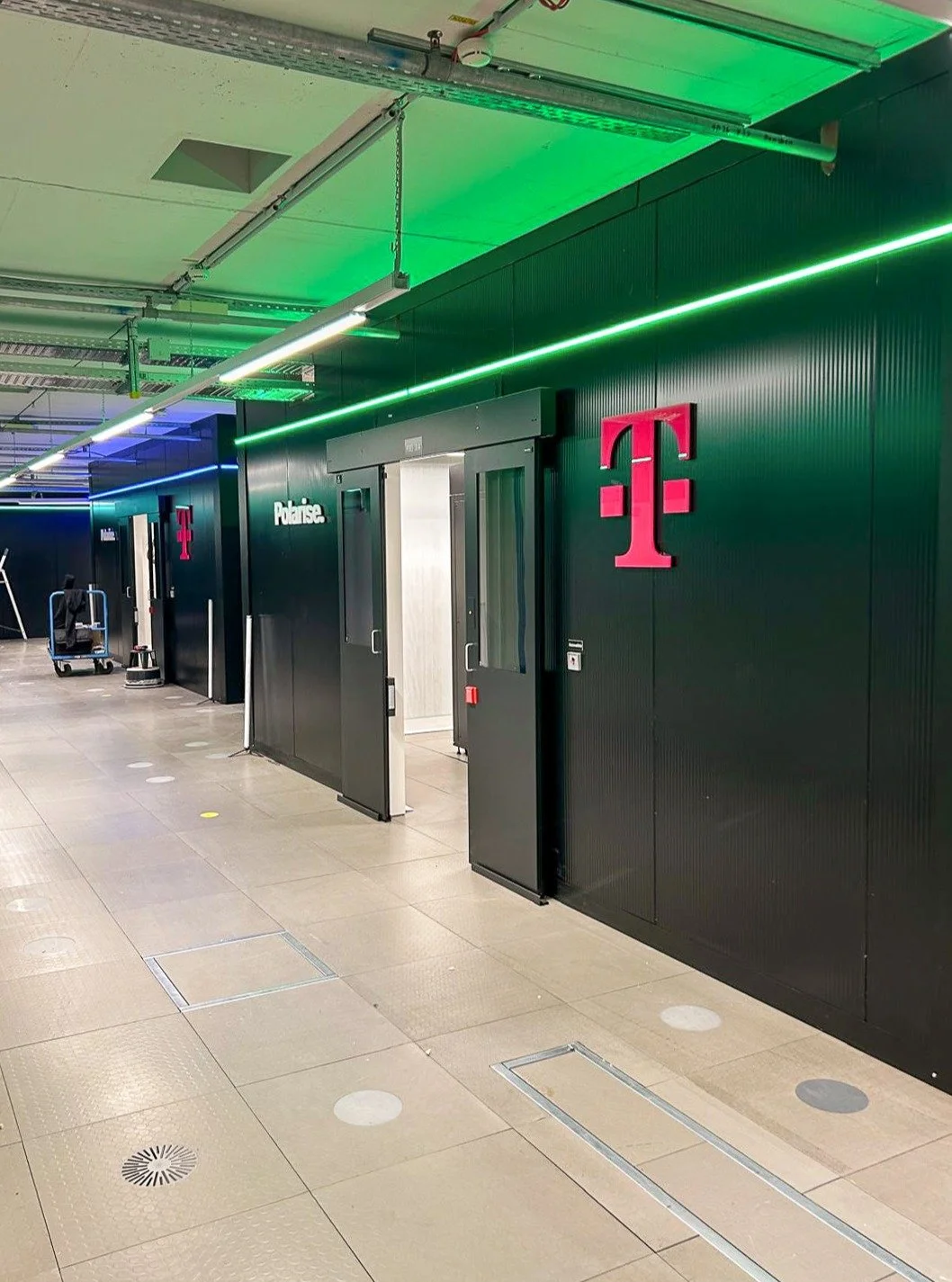 Polarise. er&ouml;ffnete in Kooperation mit der Telekom ein KI-Rechenzentrum in M&uuml;nchen - Und wir durften die Lichtwerbung an den AI Pods liefern 🤩

Dank der schmalen Bauform wirken die Einzelbuchstaben und die Logos besonders hochwertig und si