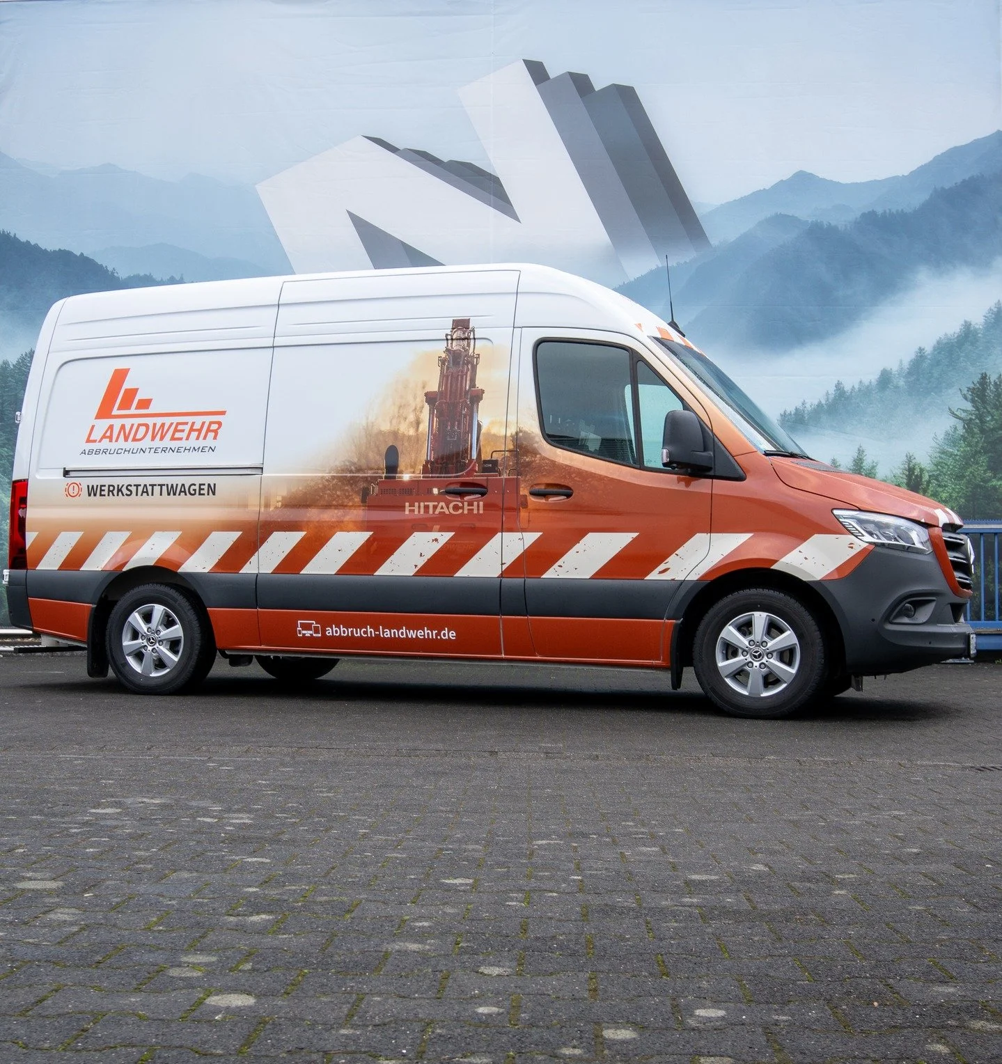 F&uuml;r @abbruchlandwehr durften wir eine auff&auml;llige Digitaldruck-Folierung f&uuml;r einen Mercedes-Benz Sprinter Werkstattwagen durchf&uuml;hren 🔥

Dank @hplatex Drucktechnologie auf einer transparenten Folie von @3mfoliendeutschland geht der