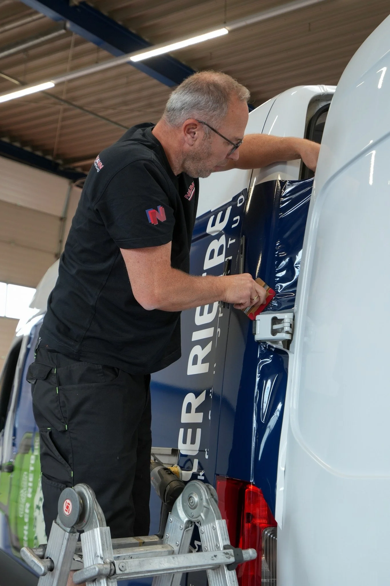 Work in Progress 🏋🚐

Dieser Sprinter von @paehlerrietberg bekommt eine Vollfolierung mit auff&auml;lligem Digitaldruck. 

Wir legen dabei besonderen Wert auf die Druckqualit&auml;t und die Details an schwer zu erreichenden Stellen wie den Scharnier