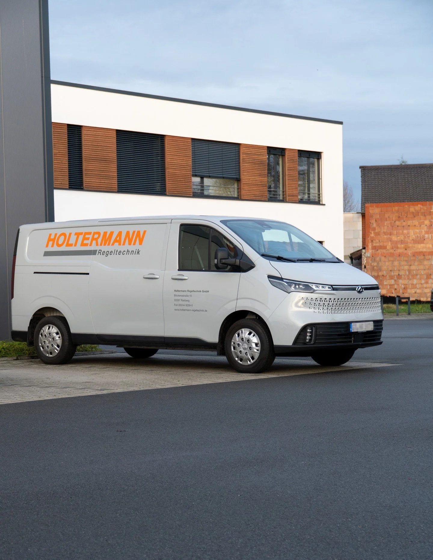 Vollfolierung eines #maxus eDelivery7 f&uuml;r unseren Kunden @holtermann.regeltechnik 

Das Fahrzeug wurde in wei&szlig; angeliefert. Damit es zum restlichen Fuhrpark passt, haben wir den Transporter in Manhattan Grey von @apa_spa foliert. 

Mit der